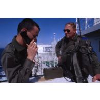 Transmission téléphonique sur le pont du ferry Corse lors de la traversée de la mer Méditerranée.