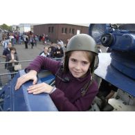 Un enfant découvre un VBRG (véhicule blindé à roues de la Gendarmerie) lors d'une démonstration de la gendarmerie de Satory.