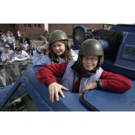 Des enfants découvrent un VBRG (véhicule blindé à roues de la Gendarmerie) lors d'une démonstration de la gendarmerie de Satory.