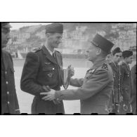 Remise de coupe lors d'un championnat militaire par un général de division à un commandant de l'armée de l'Air au stade d'Alger.