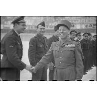 Poignée de main entre un général de division et un sergent-chef de l'armée de l'Air lors d'un championnat militaire à Alger.