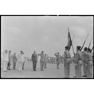 M. Grenier salue le drapeau du Centre de préparation du personnel navigant de Casablanca accompagné par le commandant Massis, le colonel Piollet, le général Lassère et le commandant Madelin.