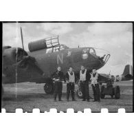 Les pilotes du goupe de bombardement Lorraine devant un de leurs avions.