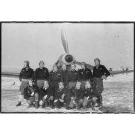 Photographie de groupe de pilotes du régiment de chasse Normandie-Niémen posant devant un Yak 9.