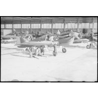 Mise en place des mitrailleuses Brownings dans les ailes d'un P-40.