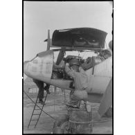 Le photographe installe le magasin dans le nez modifié du P-38 Lightning.