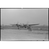 Avion Lightning P-38 prêt à l'envol sur le camp français.
