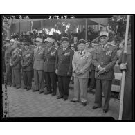 Autorités militaires décorées dans la tribune du défilé du 11 novembre à Alger.