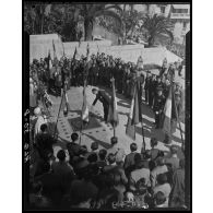 Rallumage de la flamme du monument aux morts d'Alger par le ministre aux Anciens combattant Louis Jacquinot.