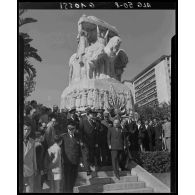 Louis Jacquinot, ministre aux anciens combattants, quittant le monument aux morts d'Alger après une visite officielle.