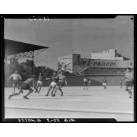 Match de football lors de la finale d'un championnat militaire dans un stade d'Alger.