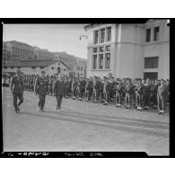 Revue des troupes sur le port d'Alger par le gouverneur général Naegelen lors de ses adieux.
