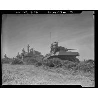 Exercice de tir de l'école de cavalerie d'Hussein-Dey sur des chars Sherman M4.