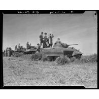 Exercice de tir de l'école de cavalerie d'Hussein-Dey sur des chars M24 Chaffee et Sherman M4.