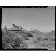 Exercices de tir de l'école de cavalerie d'Hussein Dey à bord de char M4 Sherman.