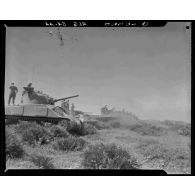 Exercices de tir de l'école de cavalerie d'Hussein Dey à bord de chars Sherman M4.