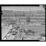 Véhicules de la Croix-Rouge déchargés d'un LST (Landing Ship Tank) sur le port d'Alger par la Marine Nationale.