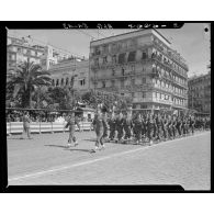 Défilé de troupes dans les rues d'Alger à l'occasion de la statue équestre de Jeanne d'Arc.