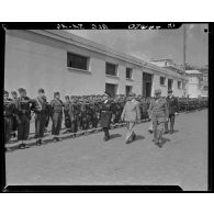 Revue des troupes sur le port d'Alger par le nouveau gouverneur général de l'Algérie Roger Léonard.
