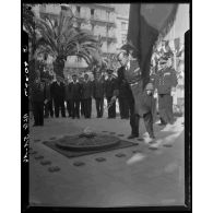 Ranimage de la flamme du monument aux mort d'Alger par Roger Léonard, nouveau gouverneur général de l'Algérie.