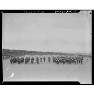 Prise d'armes au camp du Lido à Hussein Dey à l'occasion des adieux du général Seruti, commandant la 10e brigade.