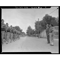 Défilé au camp du Lido à Hussein Dey à l'occasion des adieux du général Seruti, commandant la 10e brigade.