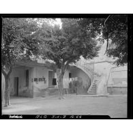 Vue sur la cour d'un ensemble d'habitation dans la région d'Alger.