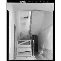 Vue sur un escalier délabré dans une habitation d'un bidonville de la région d'Alger.