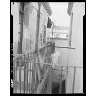 Vue sur des balcons dans un bidonville de la région d'Alger.