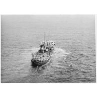 Le cargo pétrolier hollandais Den Haag survolé par un hydravion quelques heures avant d'être coulé par un sous-marin allemand.