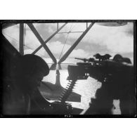 Mitrailleuse à bord d'un hydravion de la base d'aéronautique navale de Lanvéoc-Poulmic en mission.