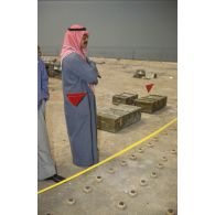 Présentation à la population civile de mines irakiennes antipersonnel VS-50 trouvées sur la plage de Koweit City lors des opérations de déminage.