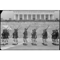A  Athènes (Grèce), la garde d'honneur devant la palais présidentiel (ou palais royal ou parlement).