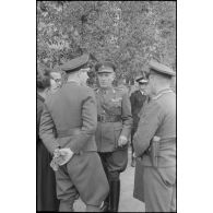 A Athènes, une rencontre entre des civils, des militaires grecques et des membres de le Luftwaffe alors que le défilé de la garde d'honneur a lieu devant la palais présidentiel (ou palais royal ou parlement).