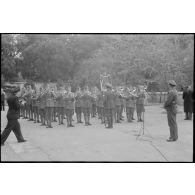 A Athènes, la musique de l'armée grecque joue lors d'un défilé de la garde d'honneur devant la palais présidentiel (ou palais royal ou parlement).
