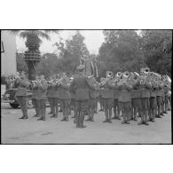 A Athènes, la musique de l'armée grecque joue lors d'un défilé de la garde d'honneur devant la palais présidentiel (ou palais royal ou parlement).