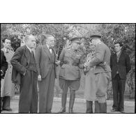 A Athènes, une rencontre entre des civils, des militaires grecques et des membres de le Luftwaffe alors que le défilé de la garde d'honneur a lieu devant la palais présidentiel (ou palais royal ou parlement).