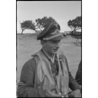 Sur le terrain de Maleme en Crète, un pilote du III./Jagdgeschwader 27 à l'issue d'une mission de chasse.