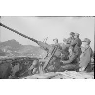 Sur l'île de Leros, des artilleurs allemands derrière un canon antiaérien 40 mm Bofors.