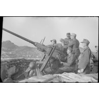 Sur l'île de Leros, des artilleurs allemands derrière un canon antiaérien 40 mm Bofors.
