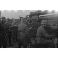 Des artilleurs de la Luftwaffe s'activent autour d'une pièce de DCA de 8,8 cm FlaK.