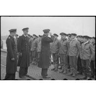 Sur un quai de Wilhelmshaven, les amiraux Doenitz et Carls passent en revue l'équipage de l'U-19 (ou U-3).