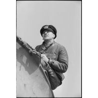 De retour de mission du U-29 à Wilhelmshaven, portrait d'un sous-marinier sur le pont du navire.