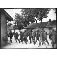 Un groupe de prisonniers allemands se déplace sous la surveillance de gardes républicains mobiles (GRM).