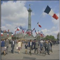 La colonne de Juillet, commémorant les Trois Glorieuses de la révolution de 1830, sur la place de la Bastille, pavoisée et envahie par le public lors de la cérémonie militaire du 14 juillet 1974.