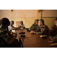 Le général de brigade Eric Bellot des Minières, commandant la force Sangaris, s'entretient avec monsieur Abel Matchipata, dans le cadre d'une réunion lors d'une visite des locaux de la cour d'appel de Bambari.