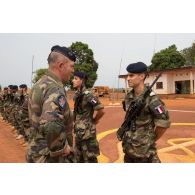 Le général de brigade Eric Bellot des Minières, commandant la force Sangaris, s'entretient avec un chef de section du 1er RT du GTIA (groupement tactique interarmes) Turco, lors d'un passage en revue dans le cadre de sa visite sur la POD (plateforme oéprationnelle défense) de Bambari.