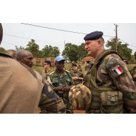 Le général de brigade Eric Bellot des Minières, commandant la force Sangaris, s'entretient avec le commandant Franck, chef des opérations du contingent congolais de la MINUSCA (mission multidimensionnelle intégrée des Nations Unies pour la stabilisation en Centrafrique), dans le cadre d'une inspection au marché de Bambari.