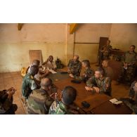 Le général de brigade Eric Bellot des Minières, commandant la force Sangaris, s'entretient avec monsieur Abel Matchipata, dans le cadre d'une réunion lors d'une visite des locaux de la cour d'appel de Bambari.