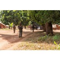 Patrouille à pied au village de Mandayeba, dans la région de Bambari.